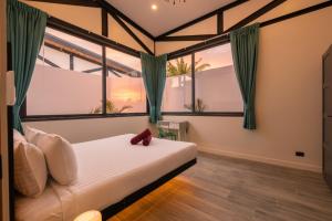 Postel nebo postele na pokoji v ubytování Modern 4-Bedroom Solar Villa with Pool & Game Zone at Sunset Garden 15 + 18 fotografií
