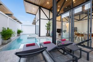 Bazén v ubytování Modern 4-Bedroom Solar Villa with Pool & Game Zone at Sunset Garden 15 nebo v jeho okolí