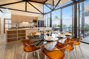 Kuchyň nebo kuchyňský kout v ubytování Modern 4-Bedroom Solar Villa with Pool & Game Zone at Sunset Garden 15