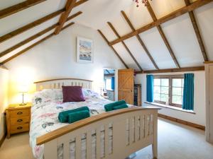 a bedroom with a white bed and a window at 2 Bed in South Creake KT117 in North Creake