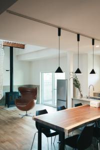 ein Esszimmer mit einem Tisch und einem Stuhl in der Unterkunft ゆたか in Kajiya