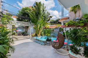 a balcony with a swimming pool and plants at Biệt thự hồ bơi cho du khách bãi sau in Vung Tau