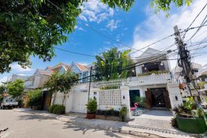 a street view of a white house at Biệt thự hồ bơi cho du khách bãi sau in Vung Tau