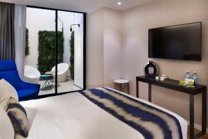 TV a/nebo společenská místnost v ubytování Ultra Tel Aviv Boutique Hotel