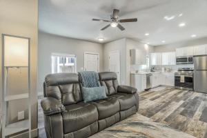 Pikeviewにある5370 N Union Unit101のソファと天井ファンのあるリビングルーム