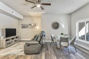 Pikeviewにある5370 N Union Unit101の天井ファンとテーブルのあるリビングルーム