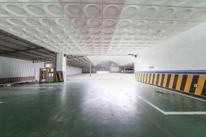 an empty parking lot with a tennis court at 전주 나비모텔 