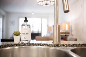 Una botella de alcohol encima de un fregadero de cocina. en Glacier Lodge 216 by Outpost Whistler, en Whistler 26 fotos más