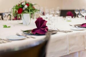 a table with a purple napkin on top of it at Trip Inn Stadthotel Coburg in Coburg