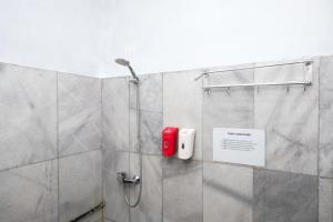 Ένα μπάνιο στο Urbanview Hotel Tan Jokteng Prawirotaman +70 φωτογραφίες