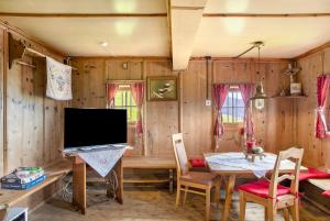 a dining room with a table and a television at Oberlehen Hof in Rohrberg