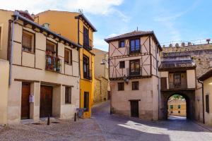 Une allée dans un ancien bâtiment avec une arche dans l'établissement Las Natillas Con V - Martín Miguel, à Martín Miguel