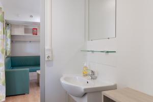 een badkamer met een wastafel en een spiegel bij Lou Soleil 80 in Carry-le-Rouet +14 foto's