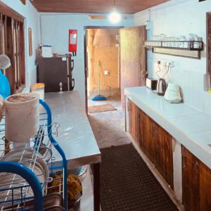 a kitchen with a counter and a counter top at Villa Springwater Dellawa in Ihalapanangala