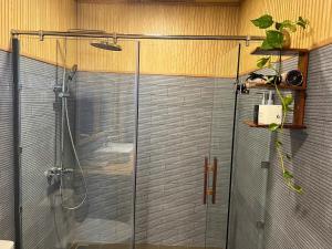 um chuveiro com porta de vidro em um banheiro em Bien Ngot Resort Phu Quoc em Duong Dong