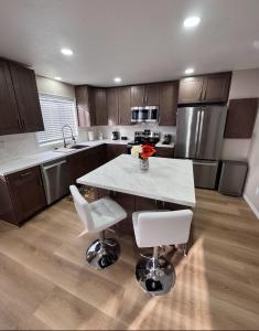 Η κουζίνα ή μικρή κουζίνα στο Pretty in Pink in Bismarck