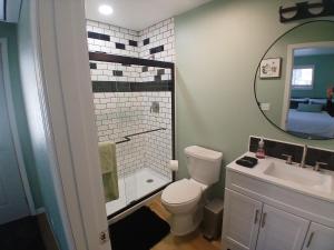 Ένα μπάνιο στο Pretty in Pink in Bismarck +10 φωτογραφίες