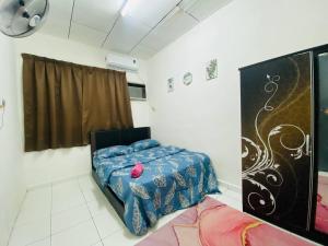 Ένα ή περισσότερα κρεβάτια σε δωμάτιο στο Homestay Indah Jaya Sandakan