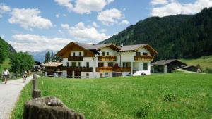 a house on a hill with a green field at Leitnerhof in Racines