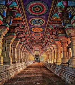 un long tunnel avec un plafond et des piliers colorés dans l'établissement smk mukil cottage, à Rameswaram