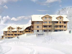 eine Ski-Lodge im Schnee mit einer schneebedeckten Piste in der Unterkunft T2 neuf à Valmorel, 4 pers, parking - FR-1-291-1040 in Valmorel
