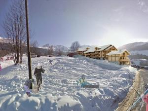 eine Gruppe von Menschen auf einem schneebedeckten Hang in der Unterkunft T2 neuf à Valmorel, 4 pers, parking - FR-1-291-1040 in Valmorel + 2 Fotos
