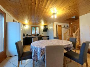 Η κουζίνα ή μικρή κουζίνα στο Chalet rénové calme avec terrasse et parking, animaux acceptés, wifi gratuit - FR-1-346-597