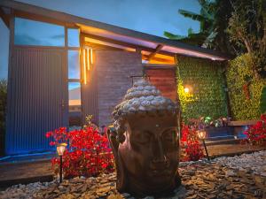 a statue of a head in front of a house at Medellin cerca al aeropuerto Rionegro Antioquia in Rionegro