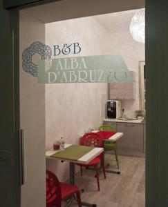 アルバ・アドリアティカにあるAlba D'Abruzzo Bed and Breakfastのキッチン(テーブル、椅子付)