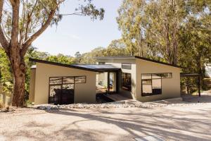 una pequeña casa con techo negro en Parachilna at Boardwalk Villas, en Metung 25 fotos más