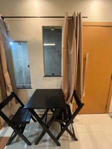 a black chair in a room with a mirror at Casa completa no centro de Belém in Belém +3 photos