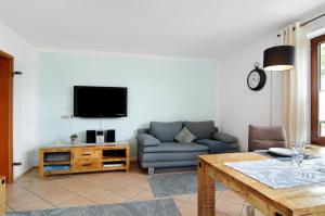 ザーレムにあるFerienwohnung mit Terrasseのソファとテレビのあるリビングルーム