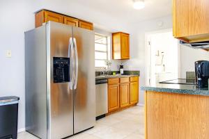 Kuchyň nebo kuchyňský kout v ubytování Brand NewPainted Vacation Hse NrUCF PetsOK Fenced