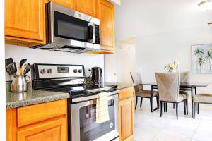 Kuchyň nebo kuchyňský kout v ubytování Brand NewPainted Vacation Hse NrUCF PetsOK Fenced