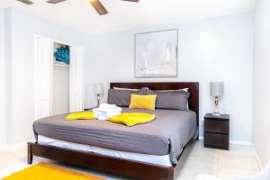 Postel nebo postele na pokoji v ubytování Brand NewPainted Vacation Hse NrUCF PetsOK Fenced + 32 fotografií