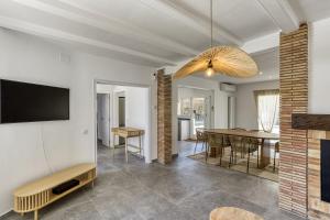 una sala de estar con un televisor y una mesa en Villa de Luxe à Begur Vue Mer, en Begur