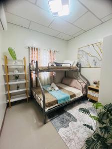 Postel nebo postele na pokoji v ubytování Bloomstone 2BR Family Suite in Gensan