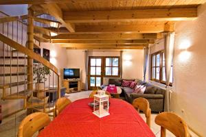 a living room with a table with a red table cloth at Kempfenhof in Seelbach
