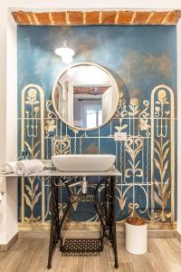 a bathroom with a sink and a mirror at Le Zucche Vuote in Quargnento