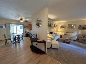 セント・イグナスにあるNorth Country Retreatのソファとテーブルのあるリビングルーム