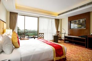 Postel nebo postele na pokoji v ubytování Grand Palace Hotel & Resorts Rangpur + 38 fotografií