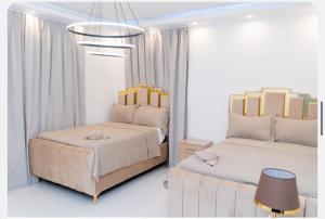 Un dormitorio con dos camas y una lámpara. en New family villa with a private pool, en Punta Cana 64 fotos más