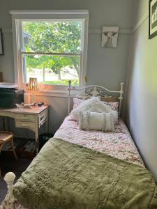 Ένα ή περισσότερα κρεβάτια σε δωμάτιο στο Couple retreat, pet friendly Bilpin