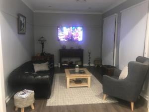 Μια τηλεόραση ή/και κέντρο ψυχαγωγίας στο Couple retreat, pet friendly Bilpin +31 φωτογραφίες