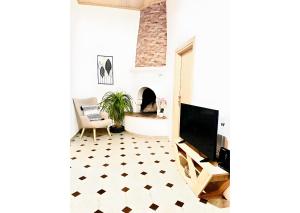 TV a/nebo společenská místnost v ubytování Traditional House 1925