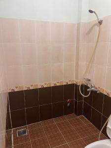 胡志明市Khách Sạn GIANG PHƯỚC HÙNG的带淋浴和卫生间的浴室 更多5张照片