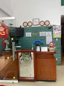 胡志明市Khách Sạn GIANG PHƯỚC HÙNG的墙上设有闹钟的柜台