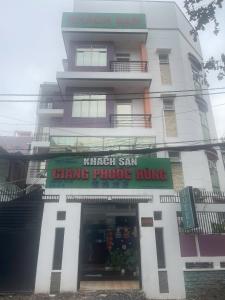 胡志明市Khách Sạn GIANG PHƯỚC HÙNG的一栋前面有招牌的建筑物