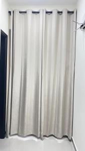 a pair of curtains in a room at مسقط العامرات in ‘Udhaybah