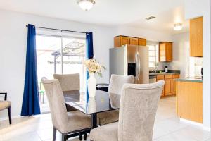 Kuchyň nebo kuchyňský kout v ubytování Brand NewPainted Vacation Hse NrUCF PetsOK Fenced